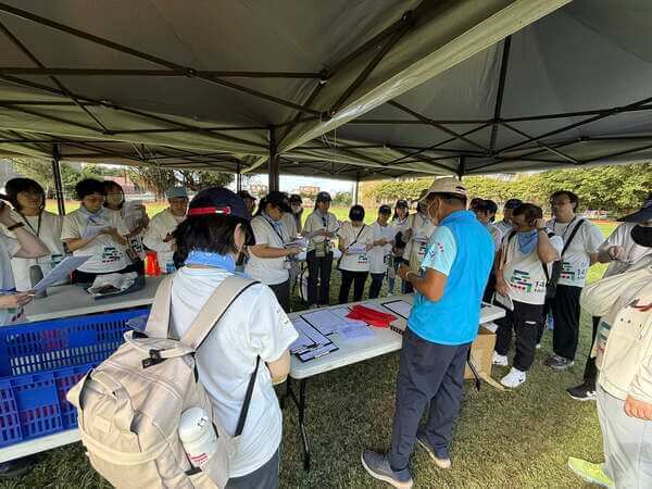 領隊熊教練與馬偕醫院裁判人員提供計分設備並做賽前流程與注意事項說明 領隊熊教練與馬偕醫院裁判人員提供計分設備並做賽前流程與注意事項說明