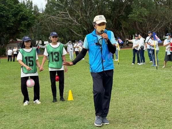 由熊教練邀請隊伍做雙人同行趣味競賽比賽規則講解與技巧示範 由熊教練邀請隊伍做雙人同行趣味競賽比賽規則講解與技巧示範