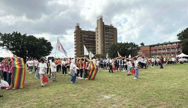 時來運轉趣味競賽(一次十組同時進行)就是如此壯觀 時來運轉趣味競賽(一次十組同時進行)就是如此壯觀