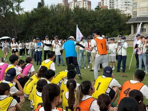 大隊接力賽前由熊教練親自示範接棒技巧（馬偕醫院企業運動會）