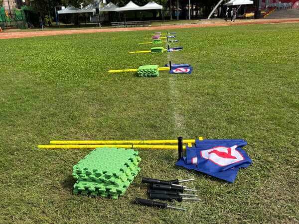 客製化旗幟桿及趣味競賽設備準備就緒（高雄女中校慶活動）