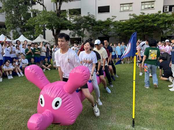 趣味競賽中最刺激與吸睛項目：充氣毛毛蟲（高雄女中校慶活動）