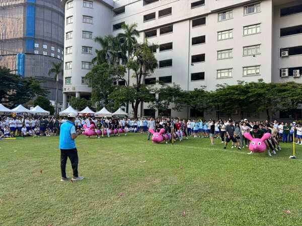 由領隊熊教練親自主持趣味競賽（高雄女中校慶活動）