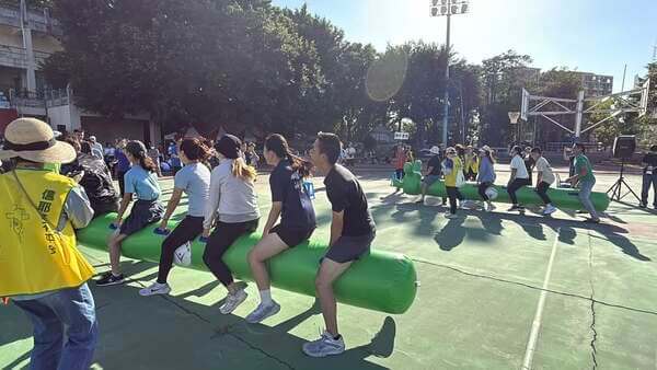 充氣毛毛蟲趣味競賽（蘭大衛紀念教會家庭日活動）：無論戶外或室內皆可進行