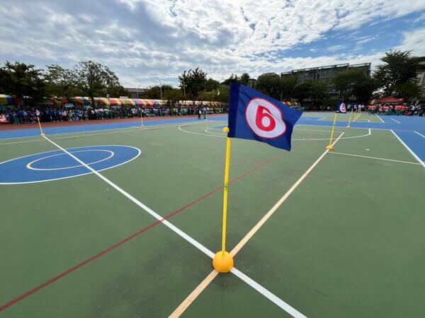 毛毛蟲趣味競賽全台最專業與安全場地佈置：客製化數字旗幟