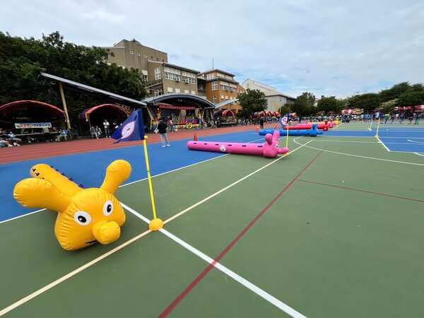 充氣毛毛蟲趣味競中與眾不同之最安全與專業佈置（彰興國中校慶活動）