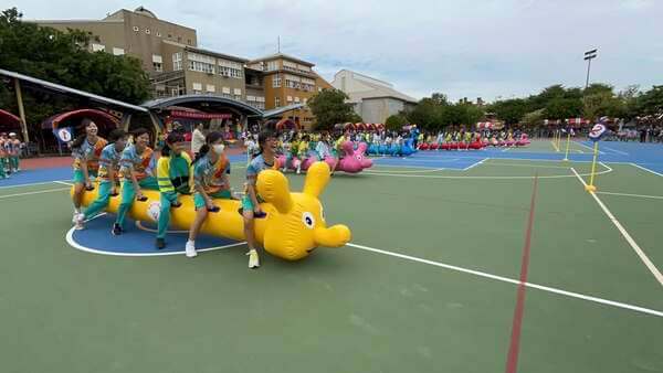 六隻陸上行舟同時競賽場面就是與眾不同