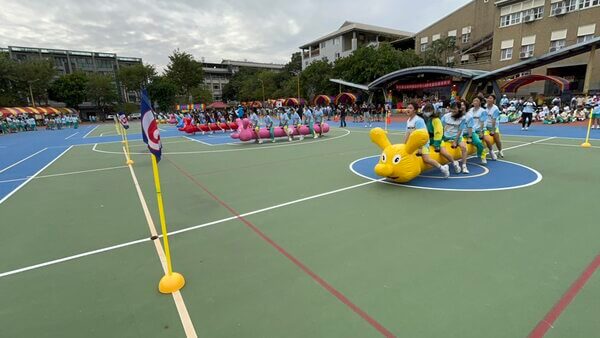 充氣毛毛蟲是全民最喜愛的趣味競賽項目