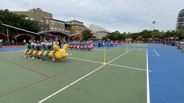 毛毛蟲趣味競賽充分展現團隊合作精神之運動