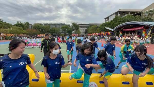 如何於快速接力時避免碰撞也是毛毛蟲趣味競賽技巧之一