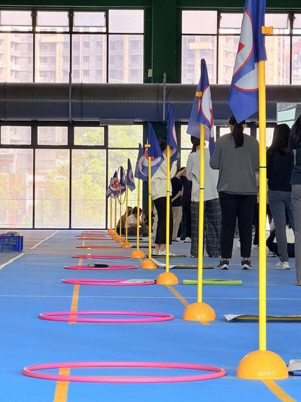 一次十二組同時進行之趣味競賽佈置（資誠聯合會計師事務所～臺中朝馬運動中心）