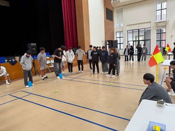 甕中捉鱉團康遊戲：由熊麻吉活動團隊領隊熊彥棋老師提供學生體驗