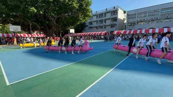 充氣毛毛蟲趣味競賽是全台最喜愛之競賽項目更能發揮團隊合作精神