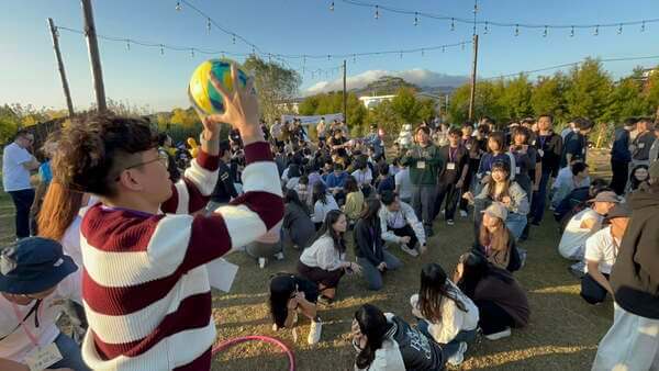拋接不離團康遊戲:場地雖小我們還是可以一次六組時競賽 拋接不離團康遊戲:場地雖小我們還是可以一次六組時競賽
