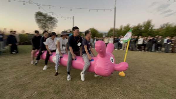 在充氣毛毛蟲趣味競賽中我們擁有場地佈置及專業帶領安全經驗 在充氣毛毛蟲趣味競賽中我們擁有場地佈置及專業帶領安全經驗