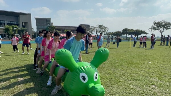充氣毛毛蟲是全民最喜愛的趣味競賽項目