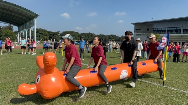 教職員組也下場享受最刺激的毛毛蟲趣味競賽