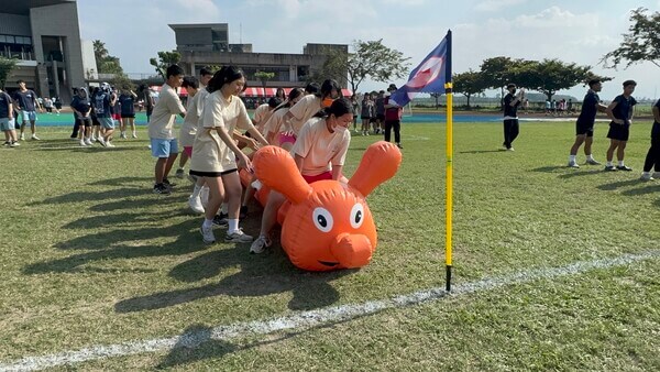 如何於快速接力時避免碰撞也是毛毛蟲趣味競賽技巧之一