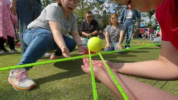 需要多人共同發揮專注與合作之競賽：縱橫四海團康活動