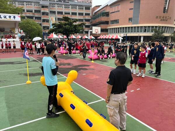 毛毛蟲趣味競賽前比賽規則講解（即使學校主任在旁我們依舊主持帶領）