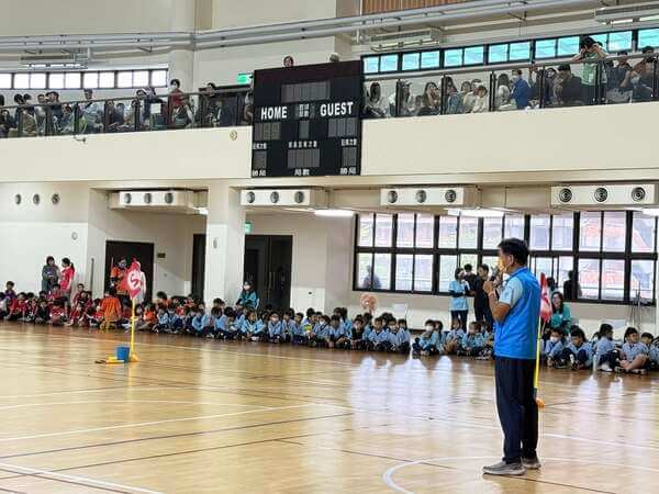 熊教練親自主持本次校慶活動親子趣味競賽