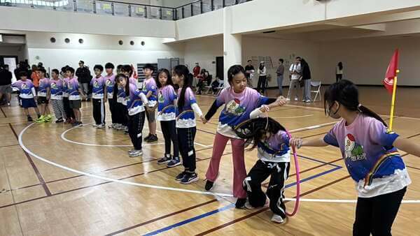 簡單的道具也能透過活動增加孩童的學習與互動（明誠小學校慶活動）