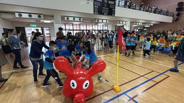 連孩童型毛毛蟲設備我們都是最安全的客制化（明誠小學校慶活動）