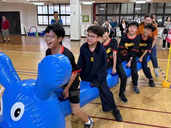 充氣毛毛蟲趣味競賽：我們提供最安全與專業到場帶領服務