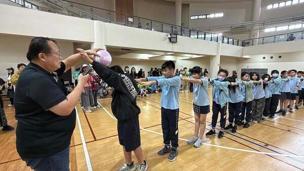 翻山越嶺團康活動：班導師也協助幫忙捕捉回憶（明誠小學校慶親子活動）