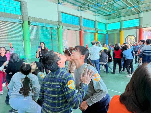 歡樂不分男女與你我～杯中傳情團康遊戲：台南市藥師公會家庭日活動