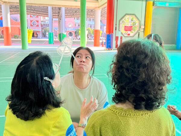 連工作人員也忍不住想一起享受遊戲歡樂：台南市藥師公會家庭日活動
