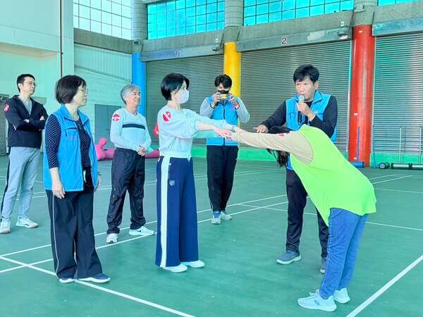 由熊教練親自示範此團康遊戲技巧要領