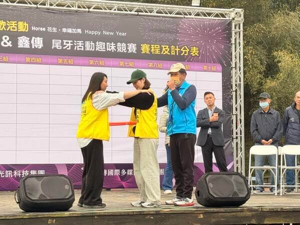 由工作人員上台熊教練親自技巧示範與比賽規則講解：光訊科技尾牙活動