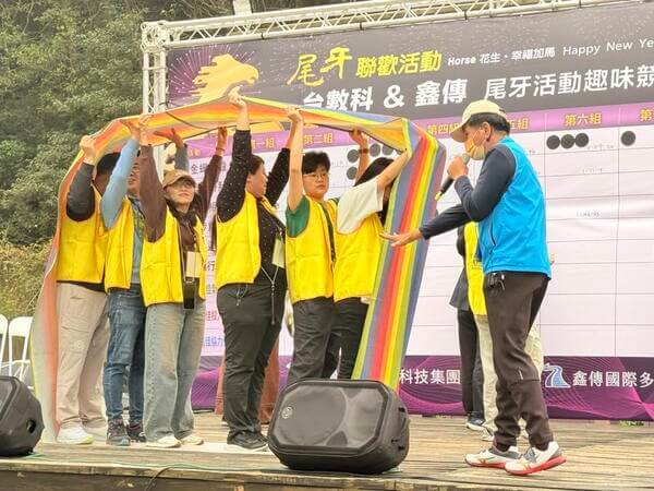 時來運轉趣味競賽：由工作人員上台示範熊教練親自講解技巧與比賽規則