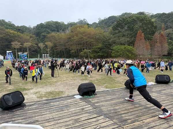 熊教練親自帶領光訊科技同仁於競賽做暖身操