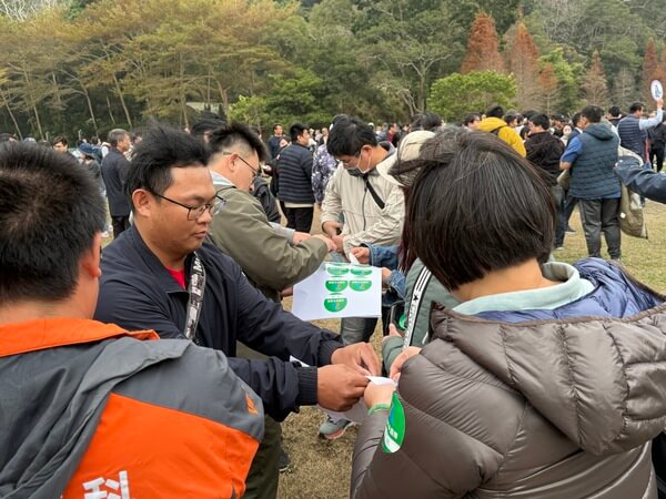 我們免費客制化設計及提供臂章貼紙做為分組之識別（全台首創及唯一）