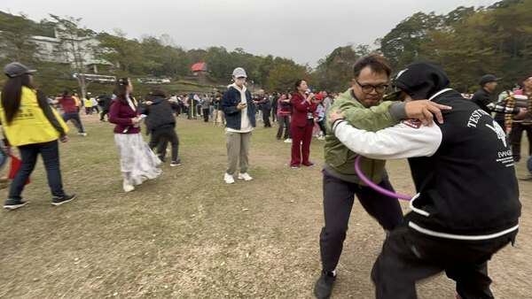 牽腸掛肚趣味競賽：台數科&鑫傳｜尾牙活動（培養兩人默契與合作）
