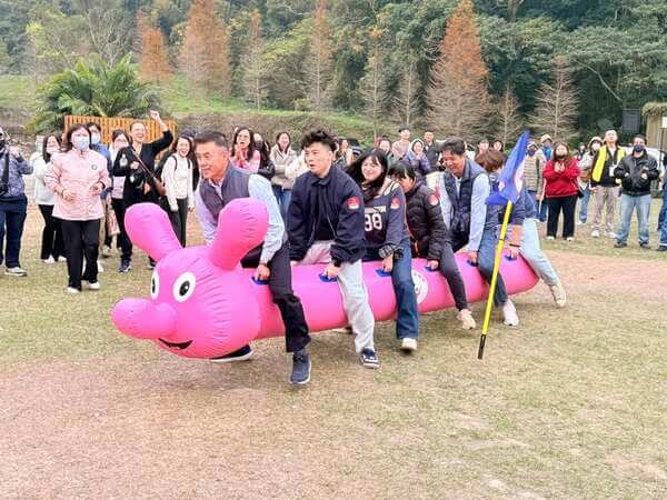 主管帶領隊員一起衝鋒陷陣（陸上行舟趣味競賽）：台數科&鑫傳｜尾牙活動