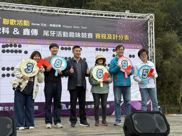 各隊隊長上台開心階主管頒獎