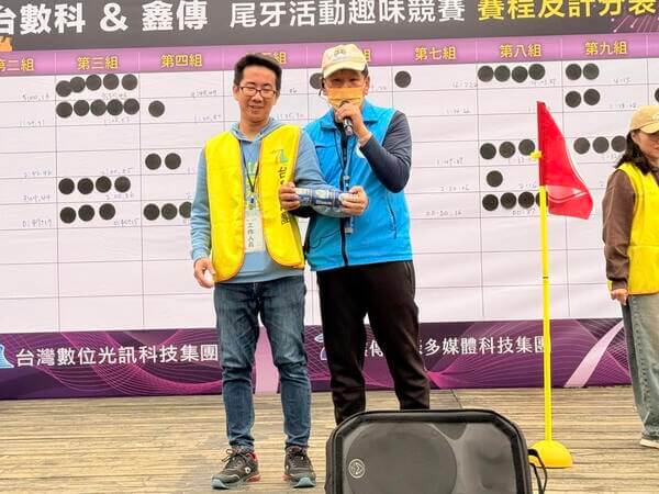 熊教練與工作人員上台示範罐罐相連趣味競賽技巧及比賽規則講解