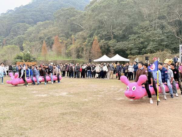 充氣毛毛蟲趣味競賽能讓人充滿熱血與戰鬥力之活動