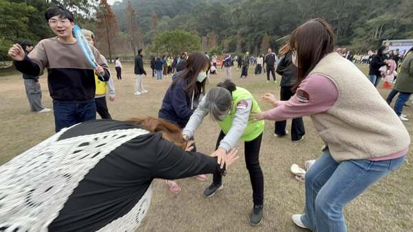 尾牙活動透過各項競賽激發士氣共創榮譽心：金蟬脫殼團康遊戲