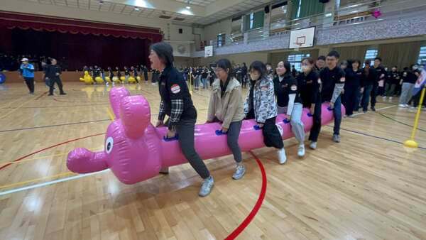 充氣毛毛毛趣味競賽最能展現團隊合作精神(伊甸基金會) 充氣毛毛毛趣味競賽最能展現團隊合作精神(伊甸基金會)