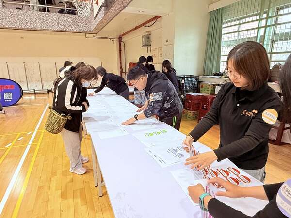 新北伊甸基金會學員報到並提供每人分組臂章 新北伊甸基金會學員報到並提供每人分組臂章