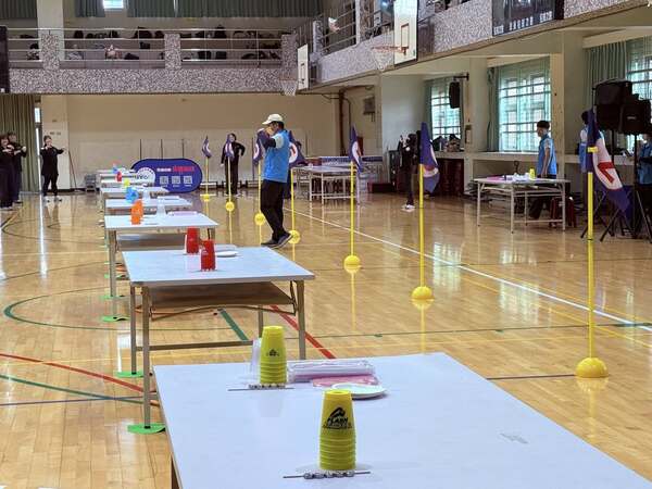 競賽前熊教練親自帶領熱身 競賽前熊教練親自帶領熱身