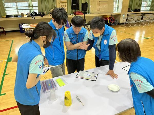 場地佈置後熊教練集合工作人員作賽前重點叮嚀 場地佈置後熊教練集合工作人員作賽前重點叮嚀