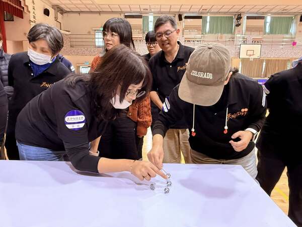 巴黎鐵塔團康活動競賽:比賽前提供各組事前練習(伊甸基金會公司日活動) 巴黎鐵塔團康活動競賽:比賽前提供各組事前練習(伊甸基金會公司日活動)