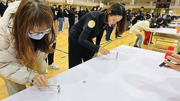 巴黎鐵塔團康活動競賽:一次八組同時競賽(伊甸基金會公司日活動) 巴黎鐵塔團康活動競賽:一次八組同時競賽(伊甸基金會公司日活動)