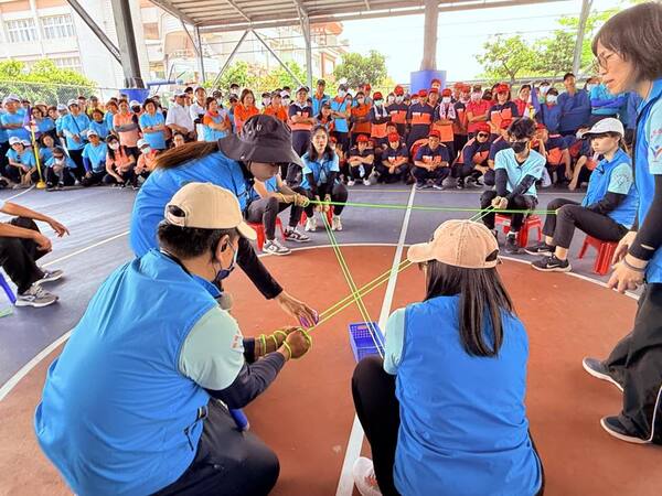 領隊熊教練親自下場與隊員共同技巧示範與規則說明（林邊鄉鄉運