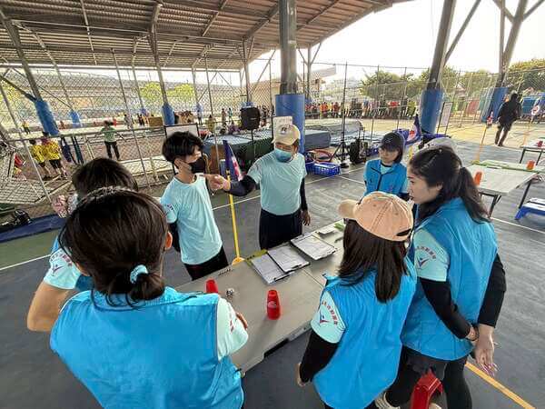 場地佈置完成後所有工作人員集合由領隊熊教練做活動前提醒